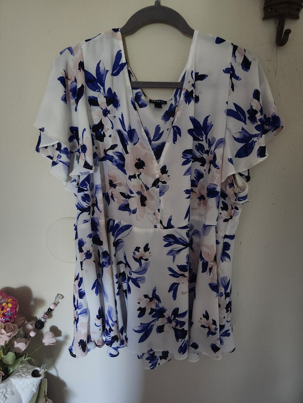 torrid White Floral V-Neck Flutter Sleeve Blouse with Blue & Pink Accents